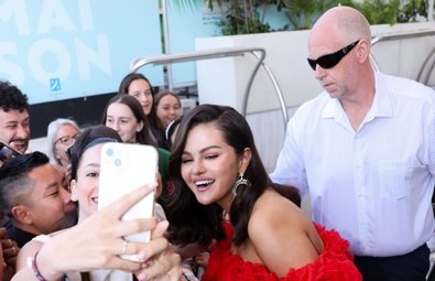 赛琳娜·戈麦斯 (Selena Gomez) 出席第 77 届戛纳电影节“艾米莉亚·佩雷斯”新闻发布会