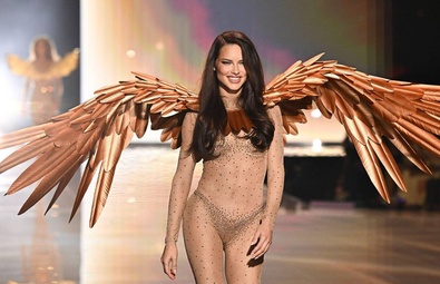 Adriana Lima brilla sulla passerella di Victoria's Secret 2025 a New York