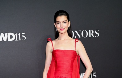 Anne Hathaway Shines at the 2025 WWD Honors in NYC