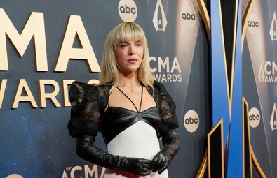 Kimberly Perry Shines at the 2025 CMA Awards in Nashville