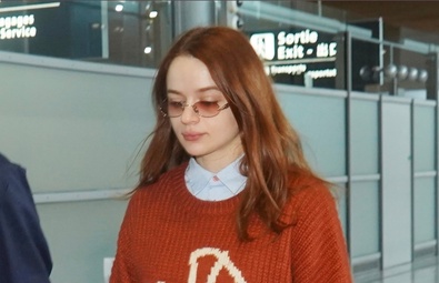Joey King's Stylish Arrival at Charles de Gaulle Airport in Paris