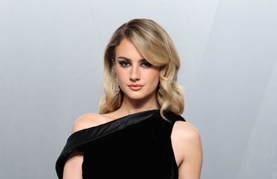 Grace Van Patten's Elegant Arrival at the 2026 Vanity Fair Oscar Party in Los Angeles