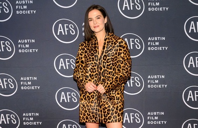 Zoey Deutch celebra '¡¡Todo el mundo quiere algo!!' Décimo aniversario en Austin