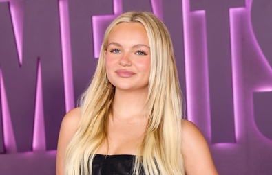 Pressley Hosbach brilla en la alfombra roja del estreno de "The Testaments" en Los Ángeles