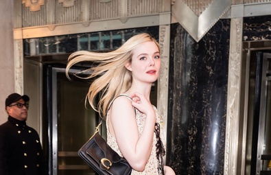 艾丽·范宁 (Elle Fanning) 现身纽约市中心别致郊游