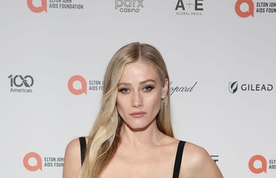 أوليفيا تايلور دادلي تتألق في حفل توزيع جوائز الأوسكار لمؤسسة إلتون جون لمكافحة الإيدز في لوس أنجلوس