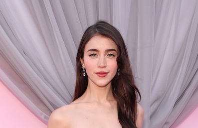 Caylee Cowan 在洛杉矶举行的 2026 年美国时尚信托奖颁奖典礼上大放异彩