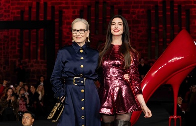 安妮·海瑟薇和梅丽尔·斯特里普在《穿普拉达的女王 2》墨西哥红地毯上重聚