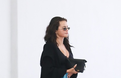 رصدت سيلينا غوميز جلسة ما بعد التجميل في معهد الوجه الماسي في بيفرلي هيلز