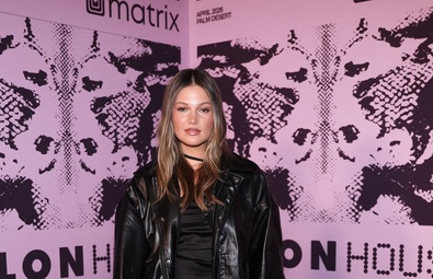 أوليفيا هولت تتألق في حدث NYLON House في الصحراء الحرارية