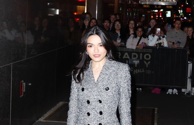 راشيل زيجلر تسعد المشجعين بعد أدائها في قاعة موسيقى راديو سيتي في مدينة نيويورك