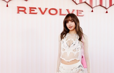Blackpink 的丽莎在印第奥举行的第九届年度 REVOLVE 音乐节上大放异彩