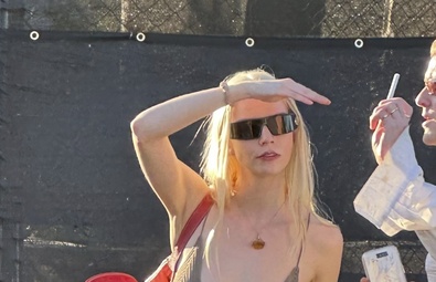 安雅·泰勒-乔伊 (Anya Taylor-Joy) 在印第奥举办的 2026 年科切拉音乐节第二天惊艳亮相