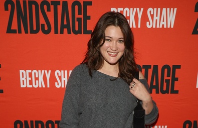 伊莎·布里奥内斯 (Isa Briones) 亮相纽约海斯剧院《贝基·肖》首映之夜