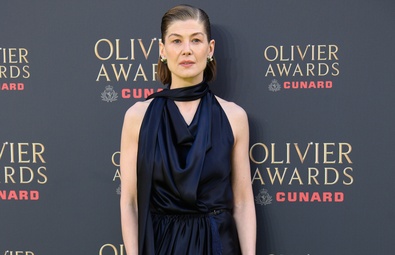 裴淳华 (Rosamund Pike) 在伦敦举行的 2026 年奥利弗奖颁奖典礼上大放异彩