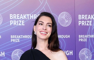 Anne Hathaway Shines at the 12th Breakthrough Prize Ceremony in Santa Monica